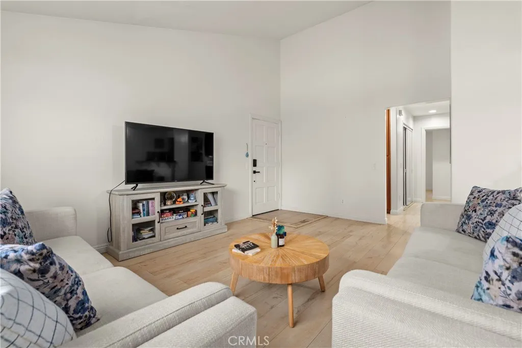 Photo #4: OC25144140 Listing 