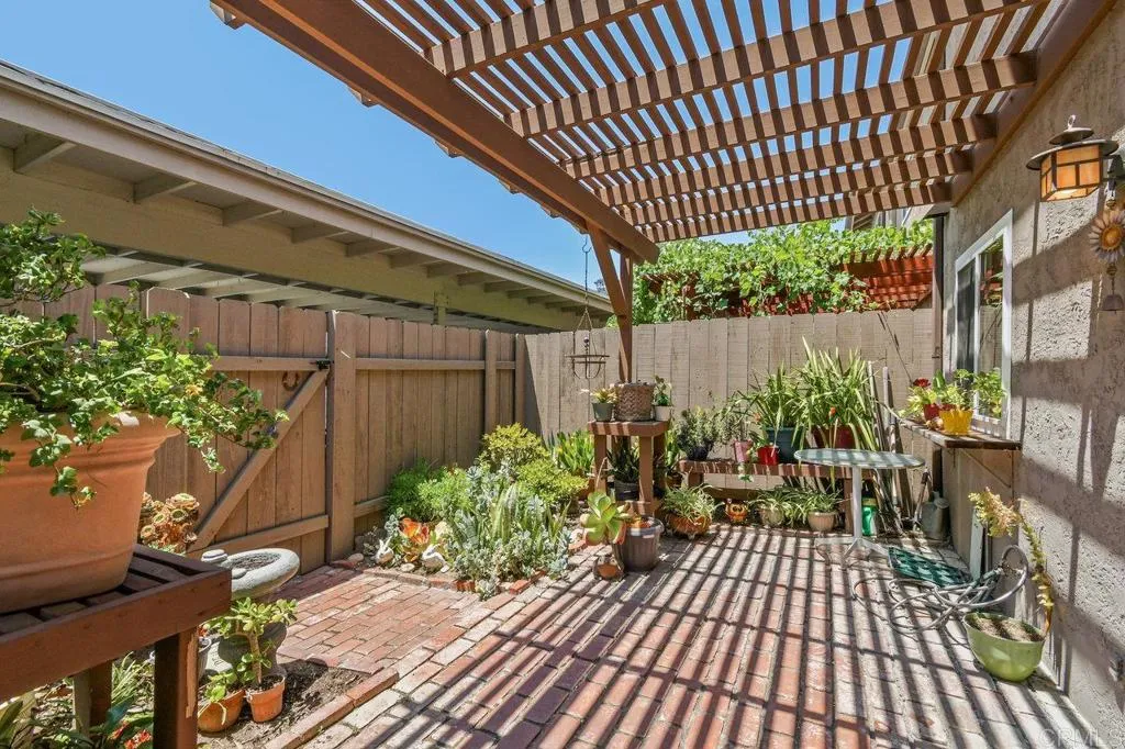 More Details about MLS # PTP2504824 : 11923 ROYAL RD UNIT E