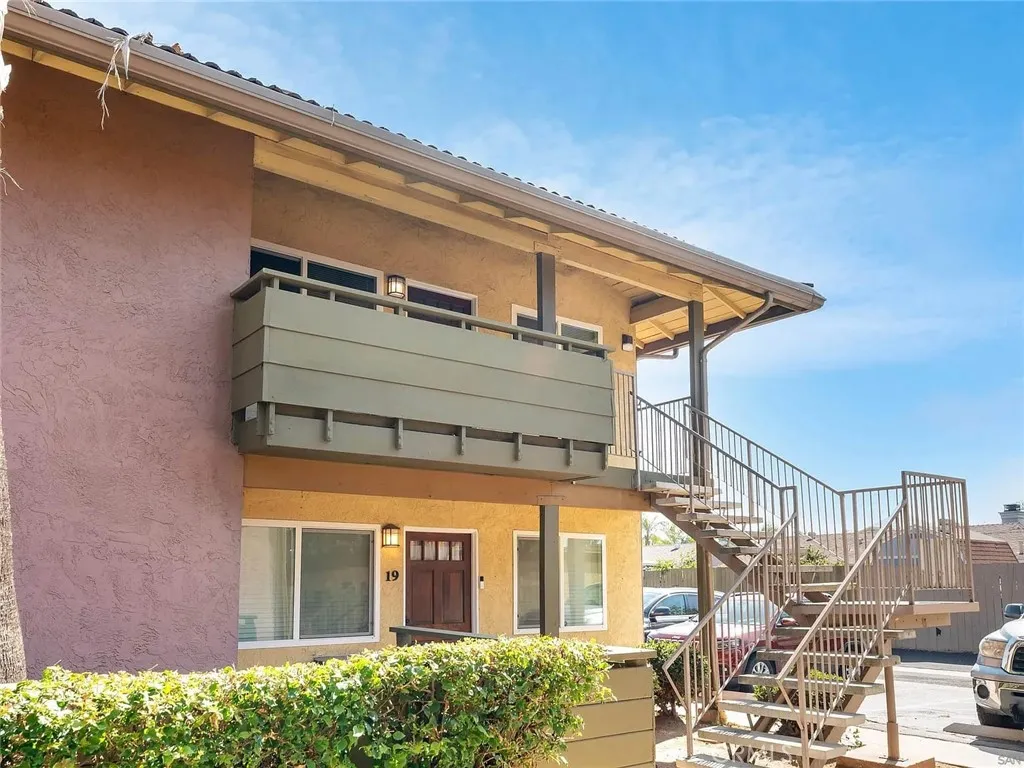 More Details about MLS # SW25144324 : 2041 E GRAND AVE UNIT 24