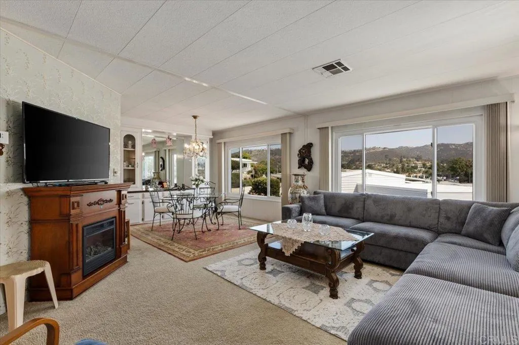 https://cdn.realtyfeed.com/cdn/127/306479040/1b026e898cfee8f8ed1bbe9bc14c8f1c.webp