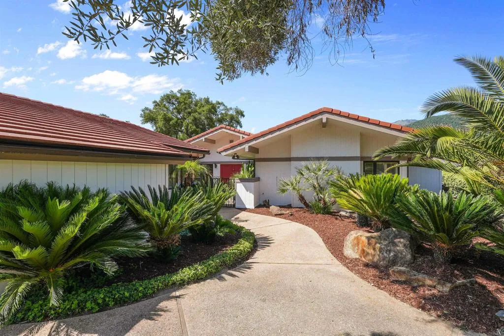 https://cdn.realtyfeed.com/cdn/127/306479362/f142a48b99f6554f686c8c2a488434c8.webp