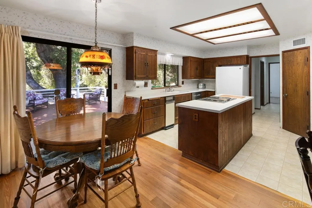 https://cdn.realtyfeed.com/cdn/127/306479506/39b8a44a80dca12b2b42bfec23819db9.webp