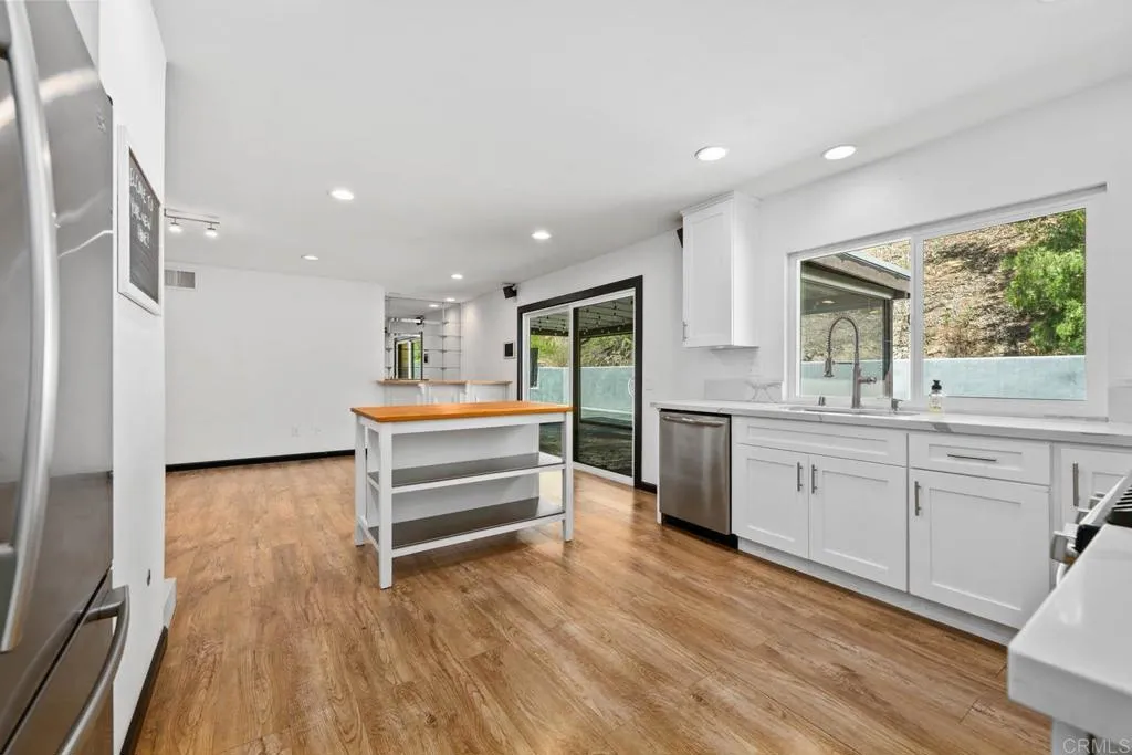 https://cdn.realtyfeed.com/cdn/127/306480212/6d799215aa9819e73e931272dd8ed18b.webp