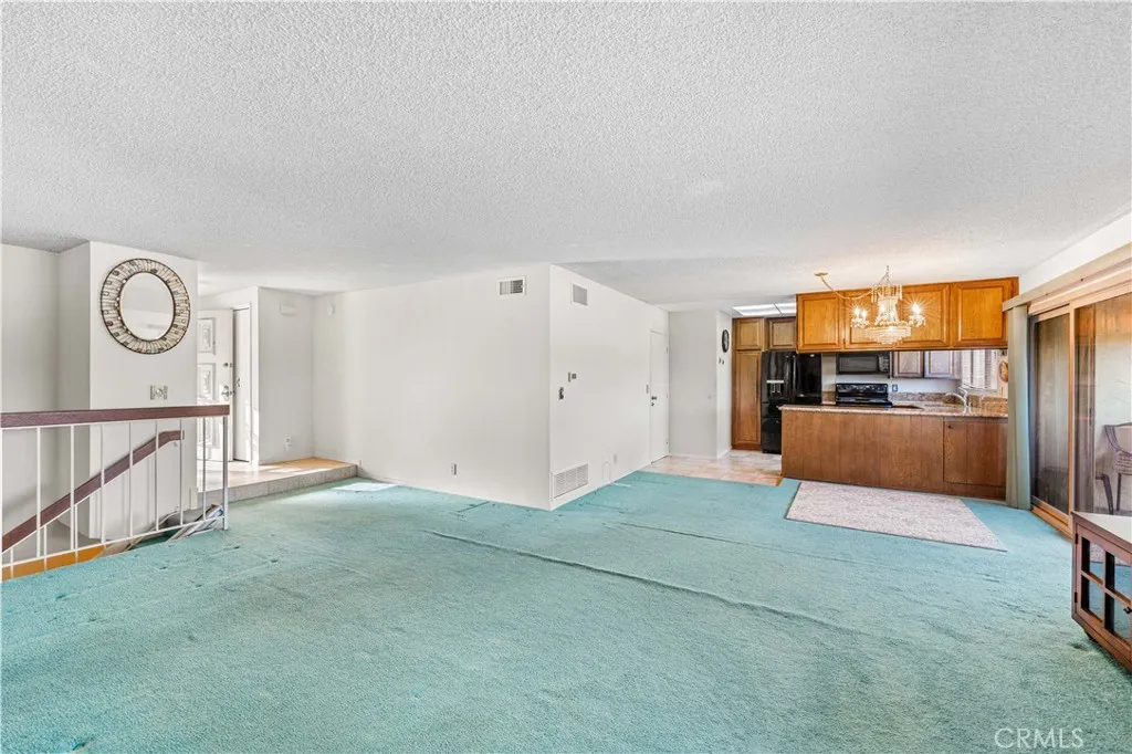Photo #5: SR25146018 Listing 