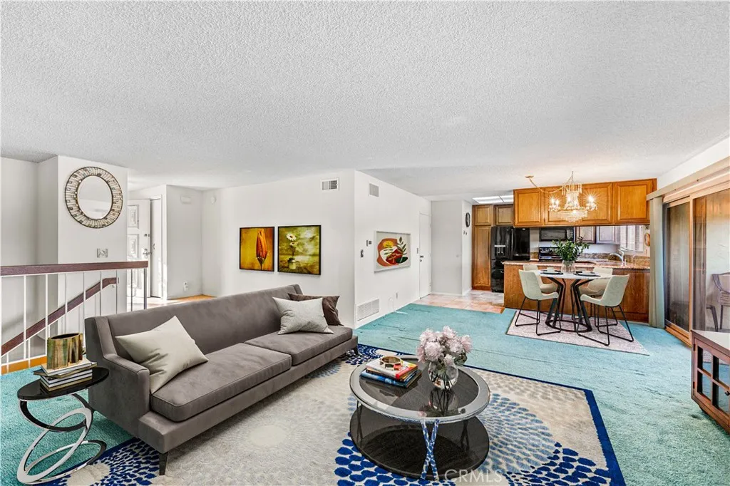 Photo #4: SR25146018 Listing 