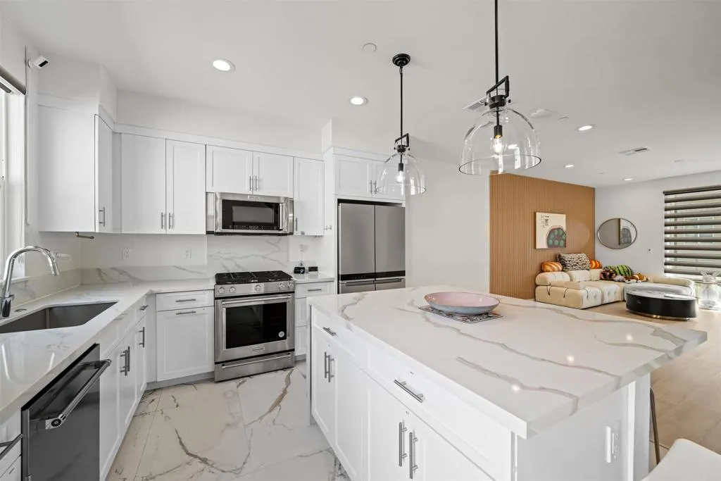 https://cdn.realtyfeed.com/cdn/127/306480710/e347add1bc9d9dc3690b4161e1a48331.webp