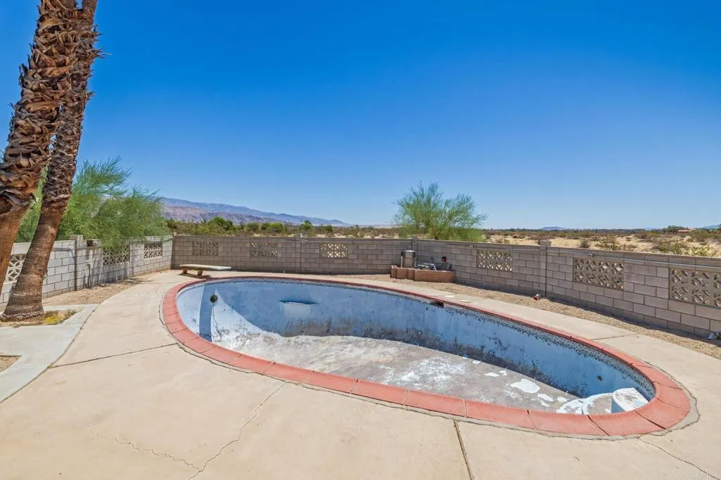 https://cdn.realtyfeed.com/cdn/127/306481354/64fb4e75d0536a6fa3a8ac0d2c8b6752.webp