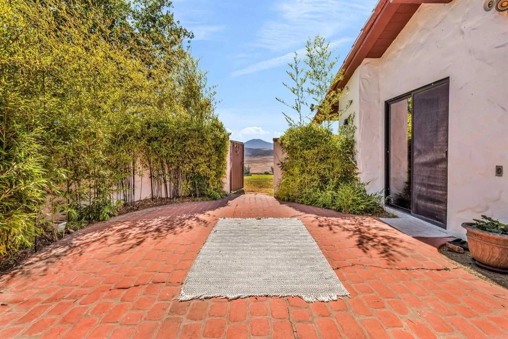 https://cdn.realtyfeed.com/cdn/127/306481642/eda881bcefeb47c34395a94f03468442.webp