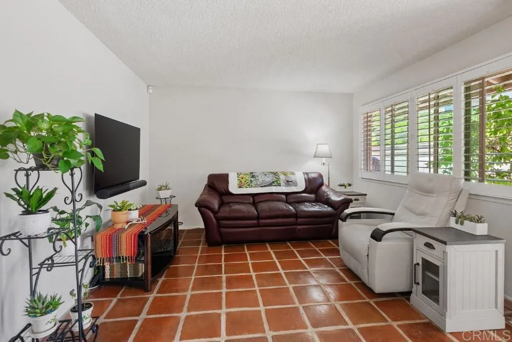 https://cdn.realtyfeed.com/cdn/127/306482155/91dcbf8845ff64fef588e0188a09dbfb.webp