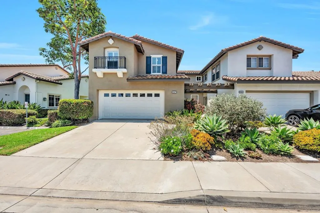 Browse active condo listings in SANDERLING