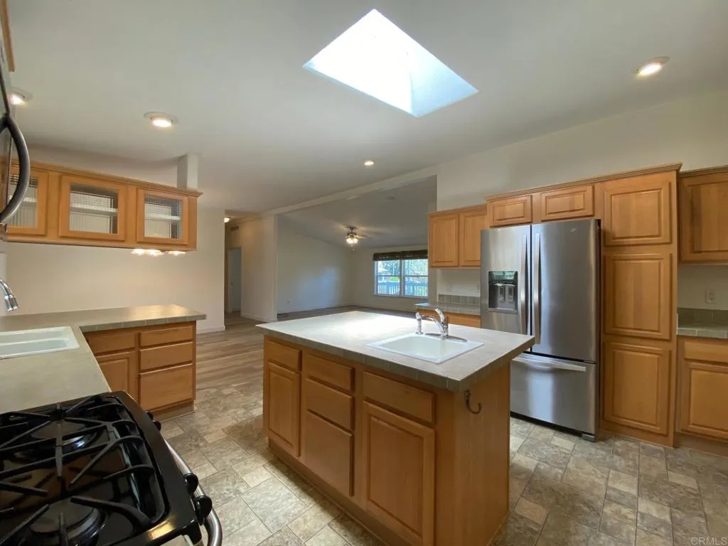 https://cdn.realtyfeed.com/cdn/127/306484527/bf5a6ba0d5f8ff72486d4b98ae250208.webp