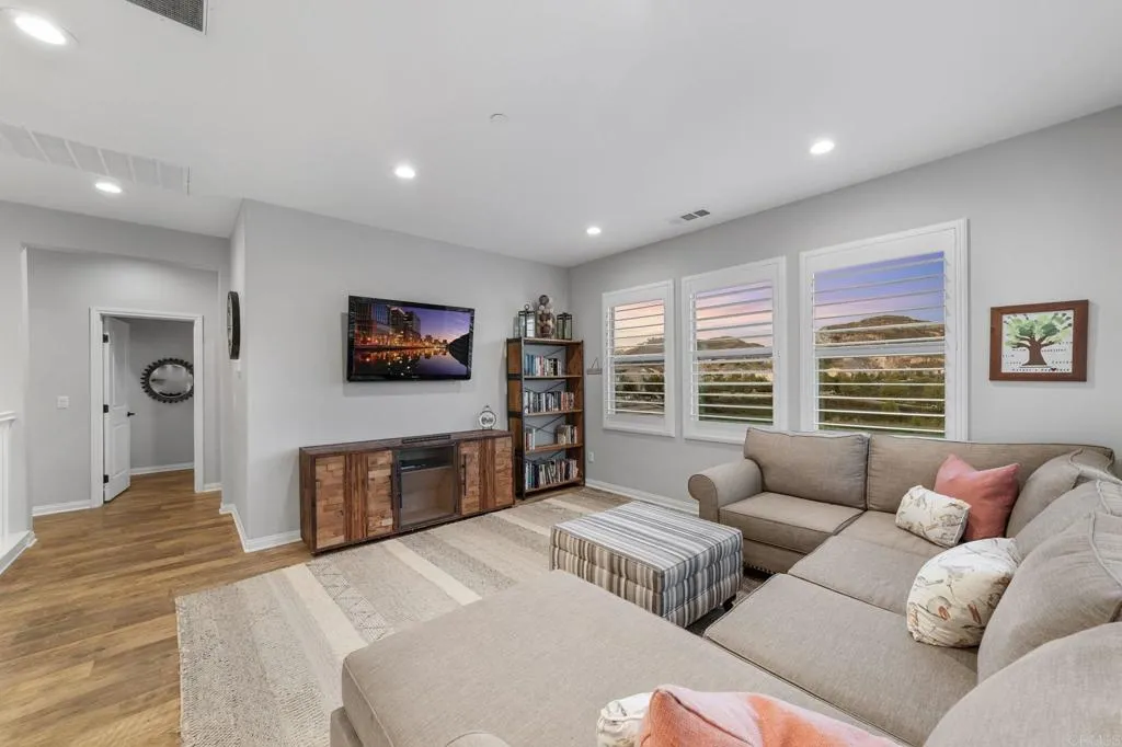 https://cdn.realtyfeed.com/cdn/127/306486029/05c6ec9826f89cf3bd1991320f4bd967.webp