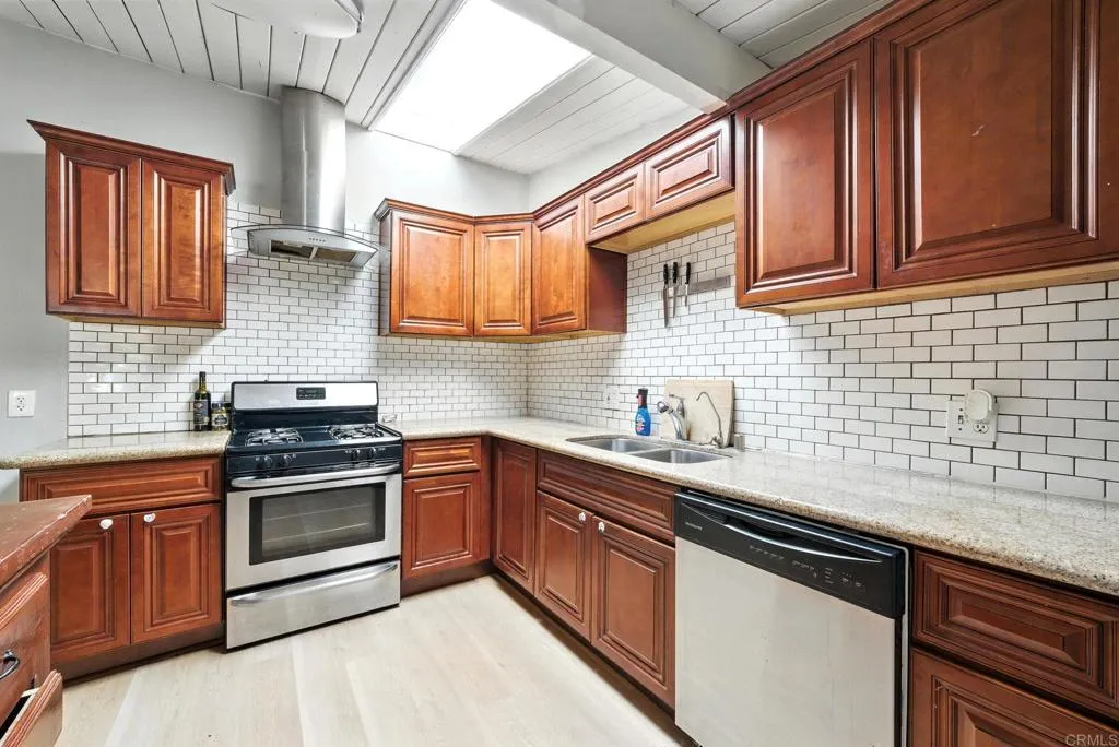 https://cdn.realtyfeed.com/cdn/127/306486962/dfc9561dca11221fbe2ef57d6e3b16fd.webp