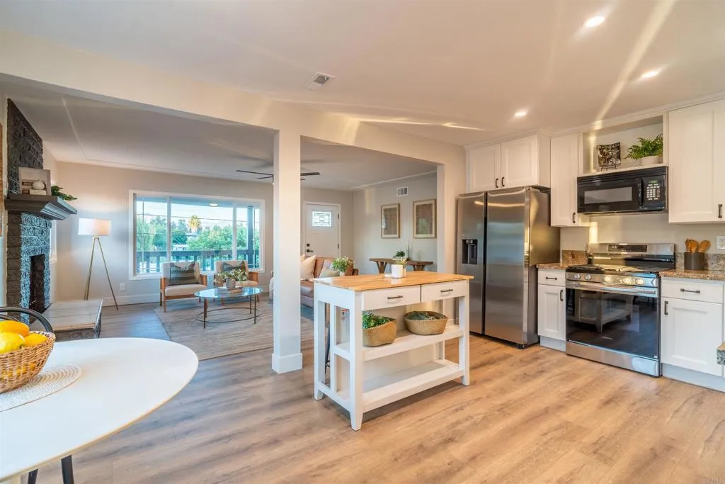 https://cdn.realtyfeed.com/cdn/127/306488053/385d2683a68ce67747aa7303bb1f8459.webp