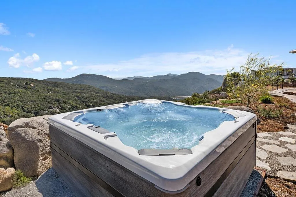 https://cdn.realtyfeed.com/cdn/127/306489454/6300f9c58f64d235c0e6d7da4d85119c.webp
