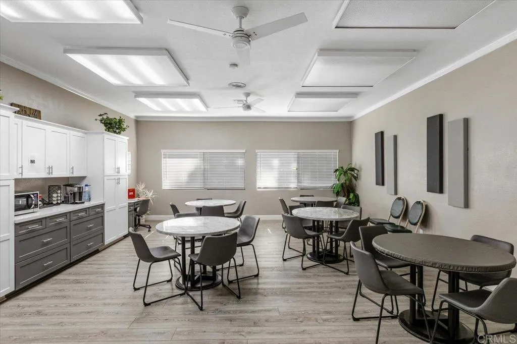 https://cdn.realtyfeed.com/cdn/127/306489854/d2c7aca7be6572f9f44efdecd0a8f232.webp