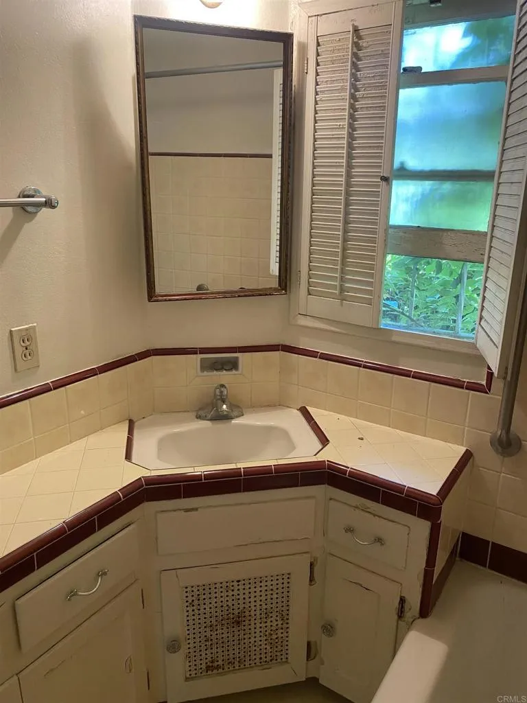 https://cdn.realtyfeed.com/cdn/127/306489908/2d4f3e4d70afac49a7967653c669ee21.webp