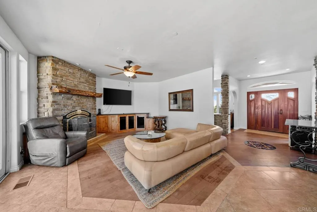 https://cdn.realtyfeed.com/cdn/127/306492192/1543bce4a6c94ab883b970ed9cbdbb13.webp
