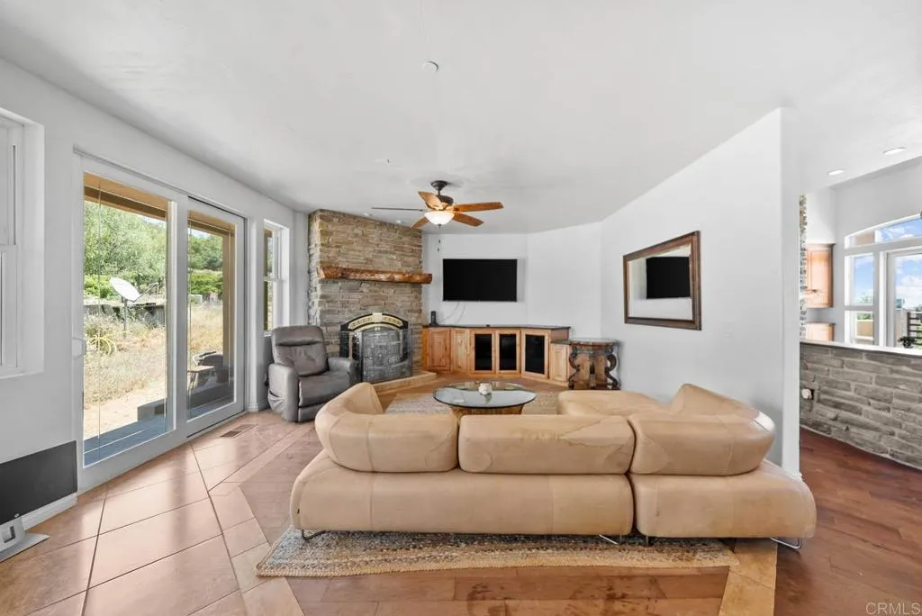 https://cdn.realtyfeed.com/cdn/127/306492192/716bc396c140bd2afddac910399e8e9b.webp