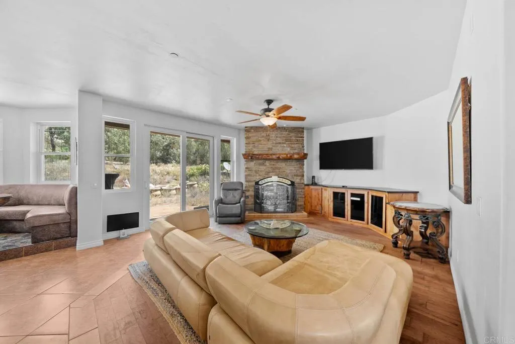 https://cdn.realtyfeed.com/cdn/127/306492192/7cff9c4e42589e371effd049ba923fdd.webp