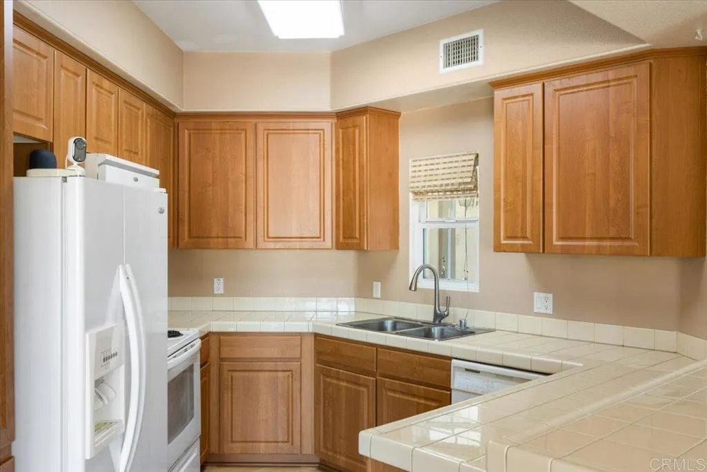 https://cdn.realtyfeed.com/cdn/127/306493422/e3cee6248ebb975d48ed409fcf0096ab.webp
