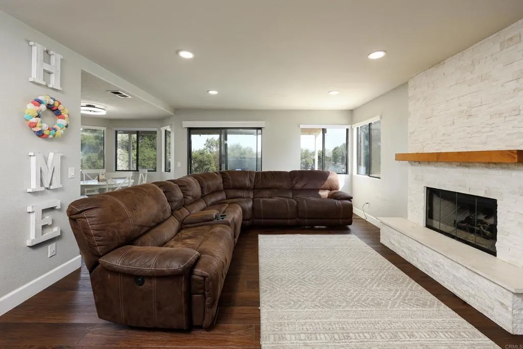 https://cdn.realtyfeed.com/cdn/127/306493586/9b7f7c3a1589ed20cf1e94d52b601c5e.webp