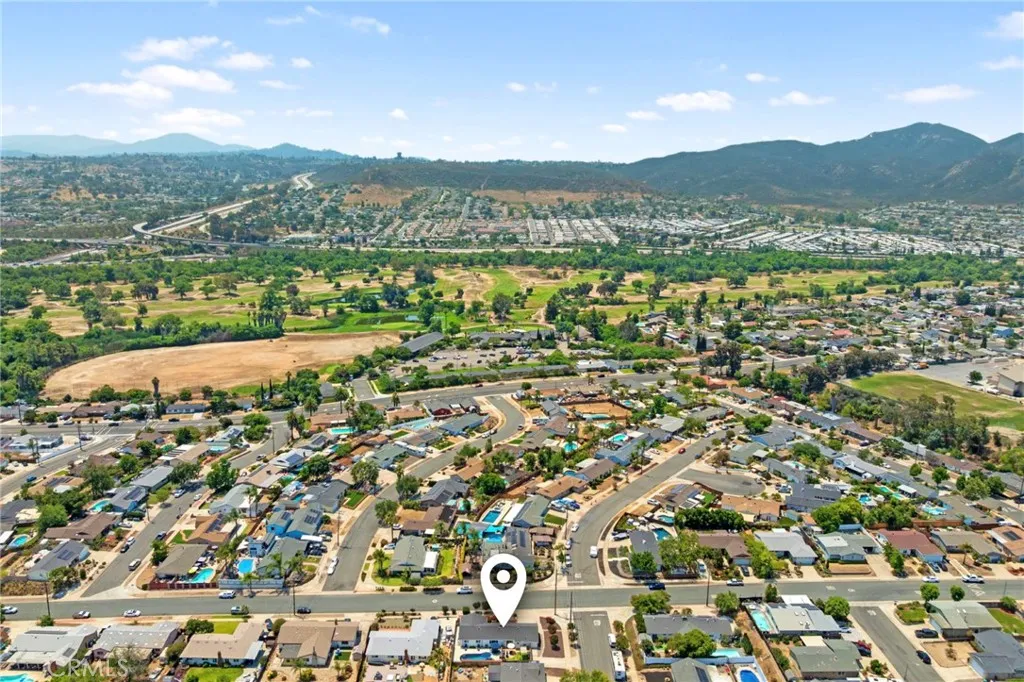 https://cdn.realtyfeed.com/cdn/127/306493893/924a4bd3c0105bb5faf2069f73ef162a.webp