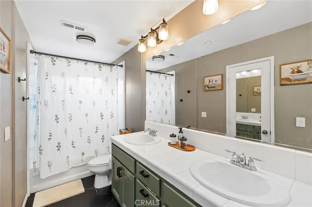 https://cdn.realtyfeed.com/cdn/127/306494106/6fddca5f744aa157947f461147cca7c5.webp