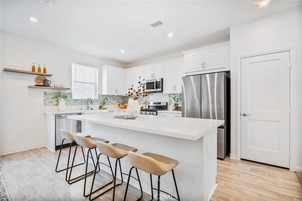MLS: IG25158734 Condo For Sale