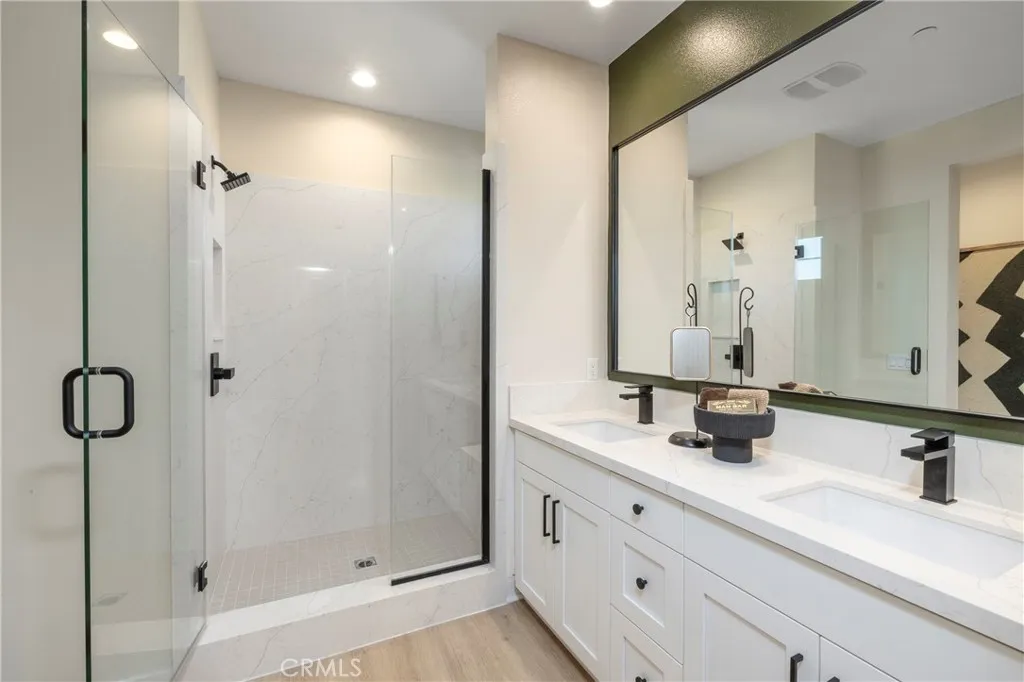 Photo #5: OC25162105 Listing 