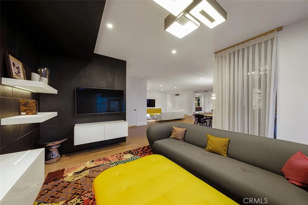 https://cdn.realtyfeed.com/cdn/127/306497944/ebd1b063e06b15404bd16ddd2a858ca5.webp