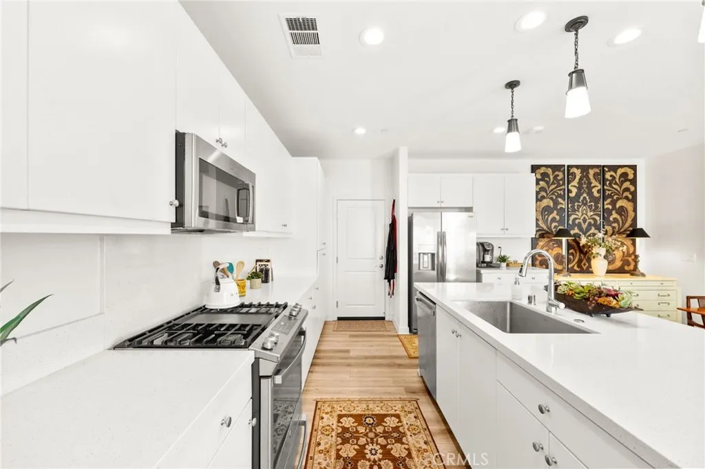 https://cdn.realtyfeed.com/cdn/127/306498593/33fd4346e0252415b5dff14e11ba3d8f.webp