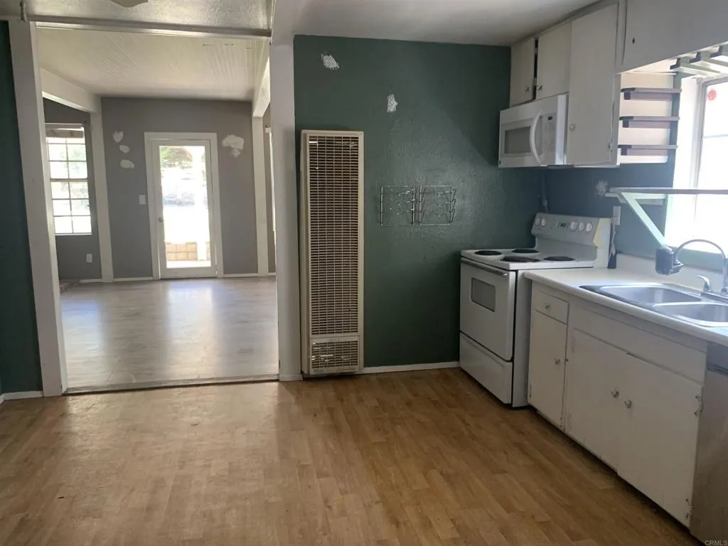 https://cdn.realtyfeed.com/cdn/127/306498905/4b3c21f0c99a872f2baf86ad33ad5cd5.webp