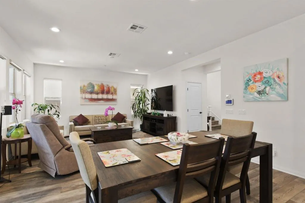 https://cdn.realtyfeed.com/cdn/127/306499961/ae2a46b728affc4accb1f81ebf5bb1db.webp