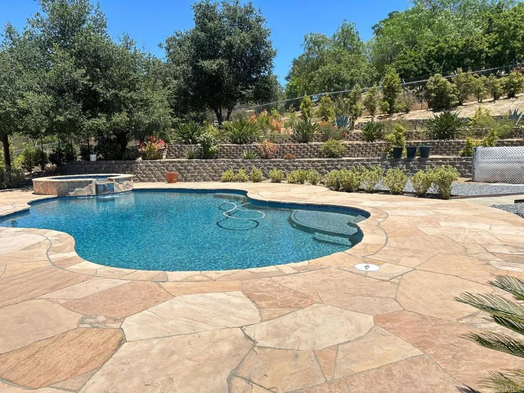 https://cdn.realtyfeed.com/cdn/127/306500981/0cbe7bbfdc7fc57d6d529bc3eb593d89.webp