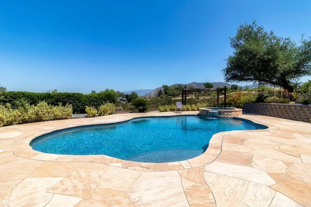 https://cdn.realtyfeed.com/cdn/127/306500981/4aa7f3d598bf348159404c96717c7091.webp