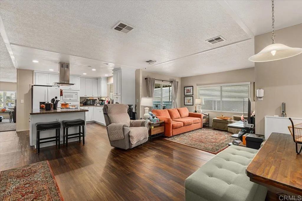 https://cdn.realtyfeed.com/cdn/127/306501319/434f44266ac1cf6d8bbe8baf4022099f.webp
