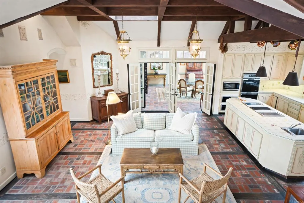 https://cdn.realtyfeed.com/cdn/127/306503077/4653a7639ca82e908bdff05024bd08eb.webp