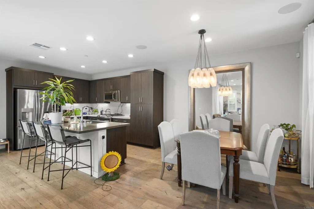 https://cdn.realtyfeed.com/cdn/127/306504948/454d50a5061f9a97660ab58a48169fb0.webp