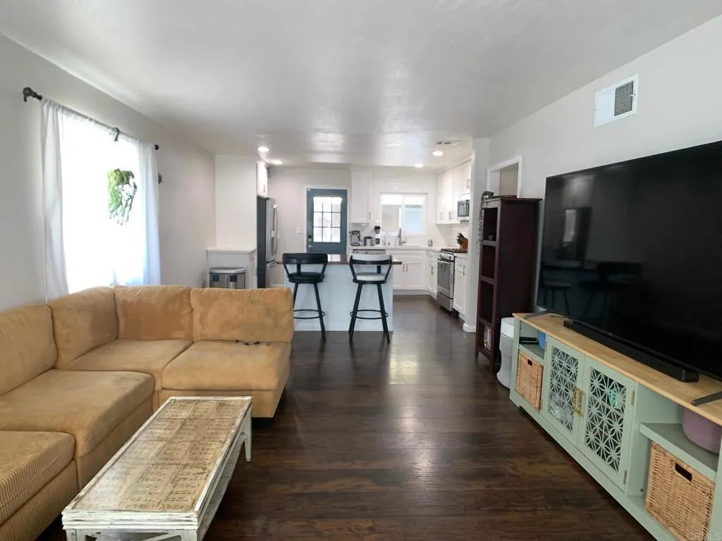 https://cdn.realtyfeed.com/cdn/127/306505785/64337fccf4261d53062a764646c7a6e5.webp