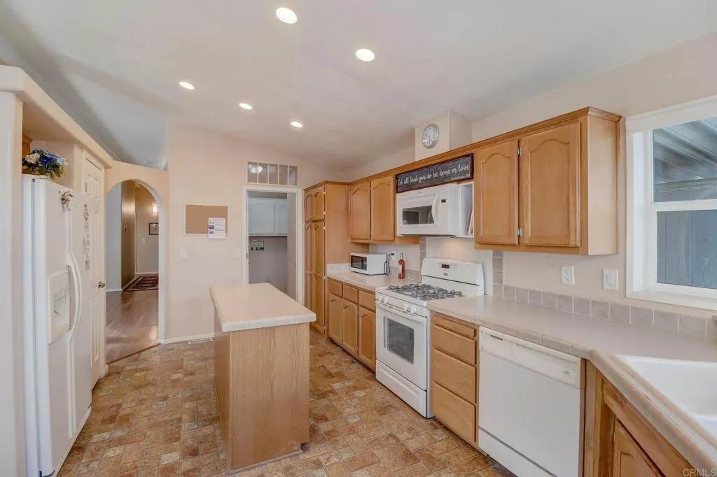 https://cdn.realtyfeed.com/cdn/127/306506008/c64694bb7b478dc1292c6cb37079b618.webp