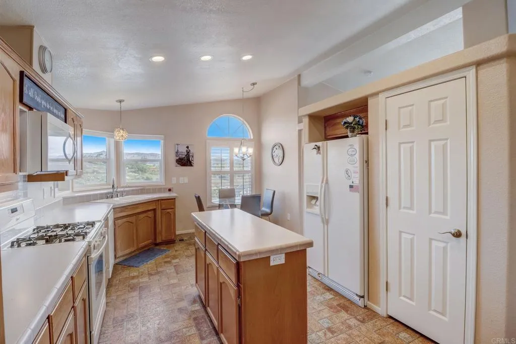 https://cdn.realtyfeed.com/cdn/127/306506008/ecd2eb09acef736ab9c02e32f61c83bb.webp