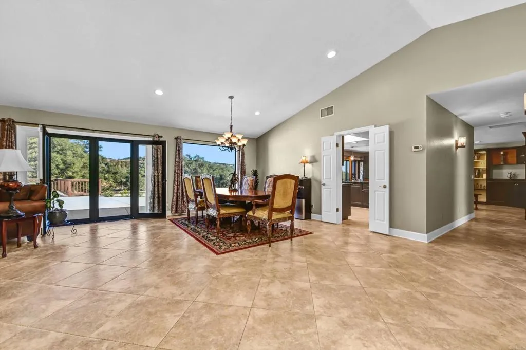 https://cdn.realtyfeed.com/cdn/127/306506336/946fa2bad423bffca204eefe5b9c75be.webp
