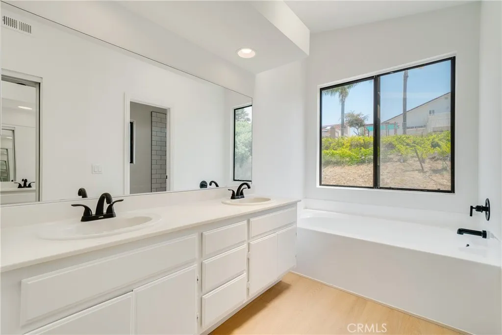 https://cdn.realtyfeed.com/cdn/127/306506672/bd6a45e6c69e78cf7959420a7b629e43.webp