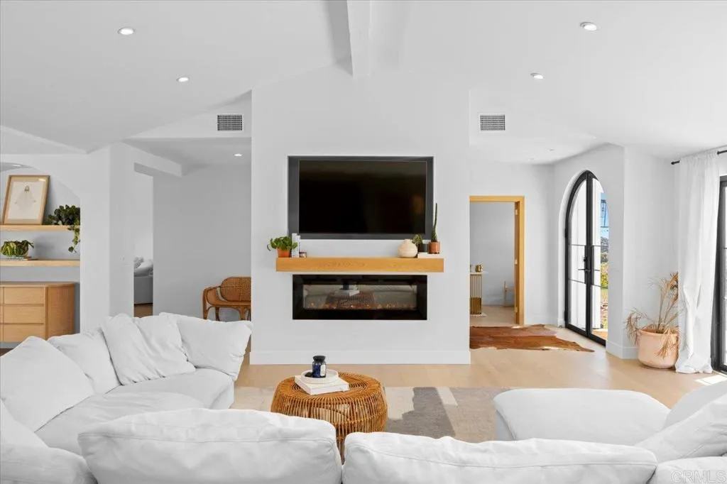 https://cdn.realtyfeed.com/cdn/127/306508409/6e5ab0c82b29c9bfafc7cce79c46cecc.webp