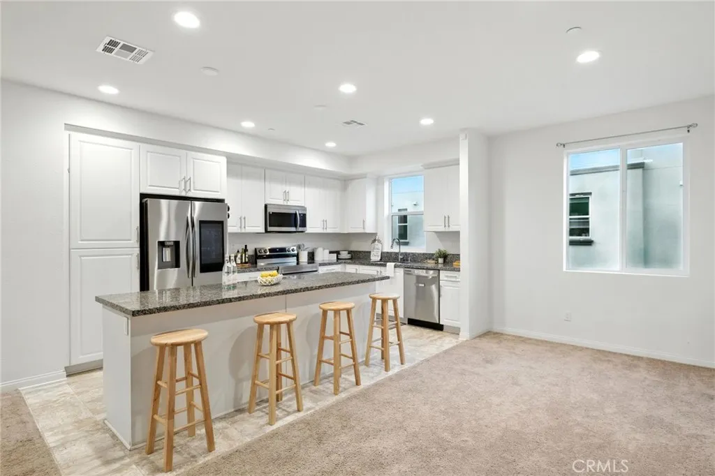 Photo #5: SB25173958 Listing 