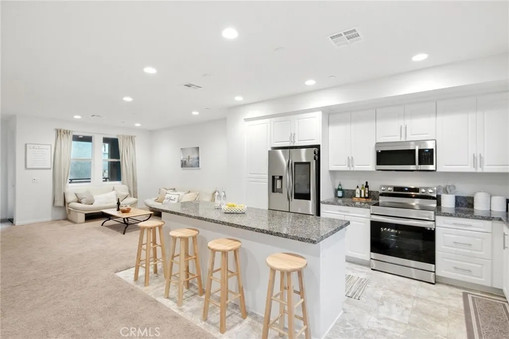 Photo #4: SB25173958 Listing 