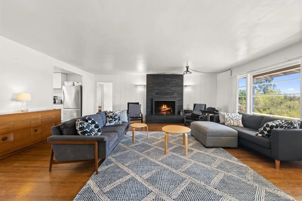 https://cdn.realtyfeed.com/cdn/127/306512147/90d9fdb645e2a208793f415d07bf2749.webp