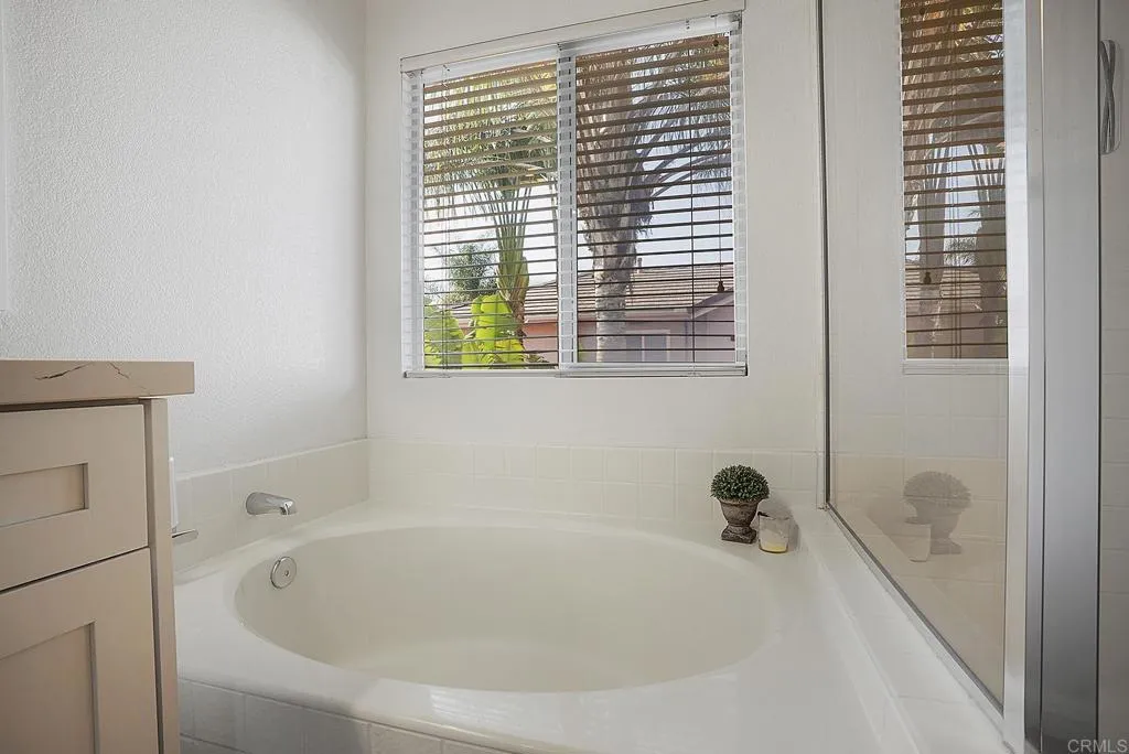https://cdn.realtyfeed.com/cdn/127/306513256/fcbd586eb553cdaec0b95cedc05617ef.webp
