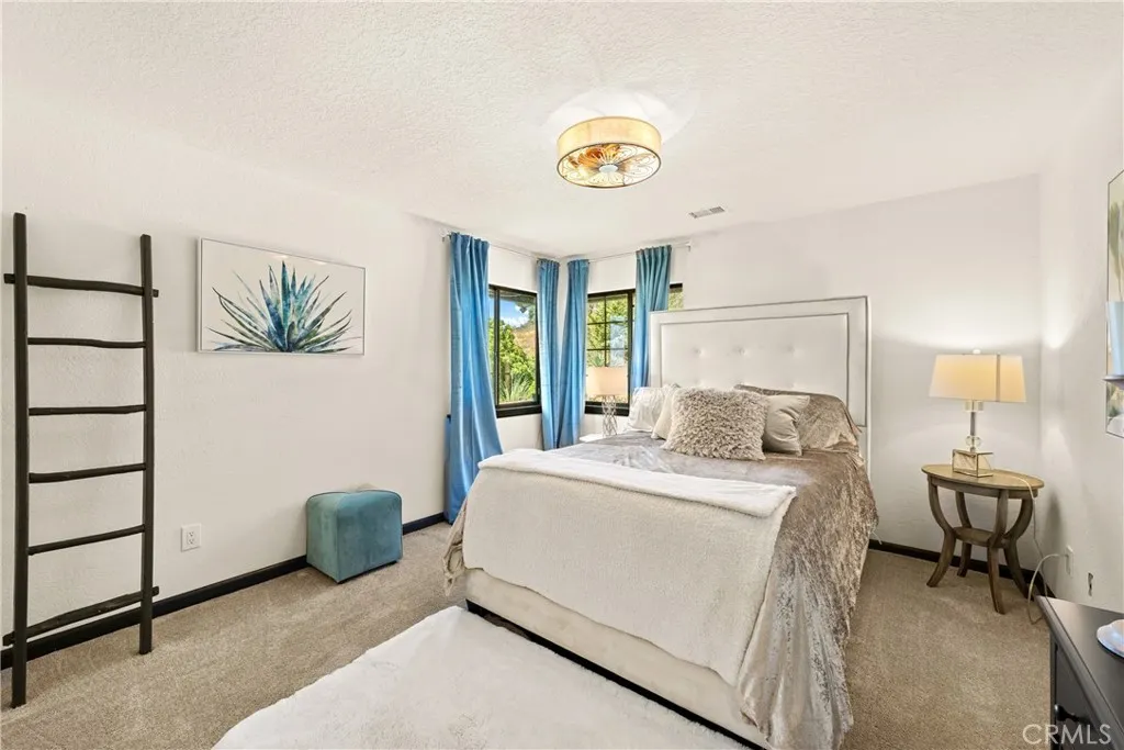 https://cdn.realtyfeed.com/cdn/127/306513558/1de5f69aea9adc661a55dcd43c65a4b7.webp